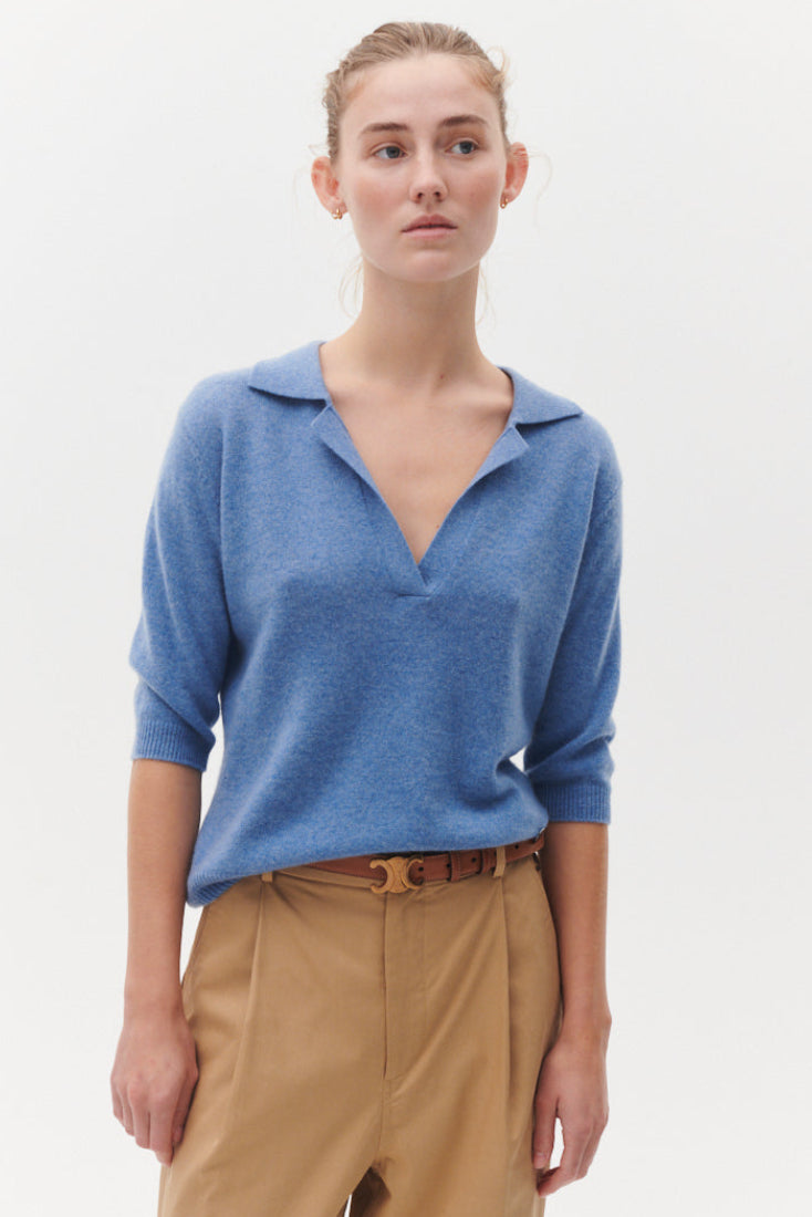 Beta Studios Marguerite Slim Polo i turtle dove blue – tætsiddende cashmere strikbluse med polokrave og V-udskæring.