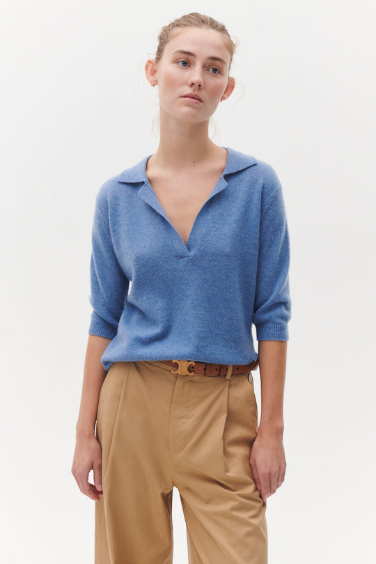 Beta Studios Marguerite Slim Polo i turtle dove blue – tætsiddende cashmere strikbluse med polokrave og V-udskæring.