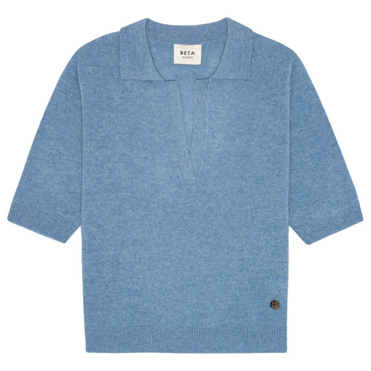 Beta Studios Marguerite Slim Polo i turtle dove blue – tætsiddende cashmere strikbluse med polokrave og V-udskæring.