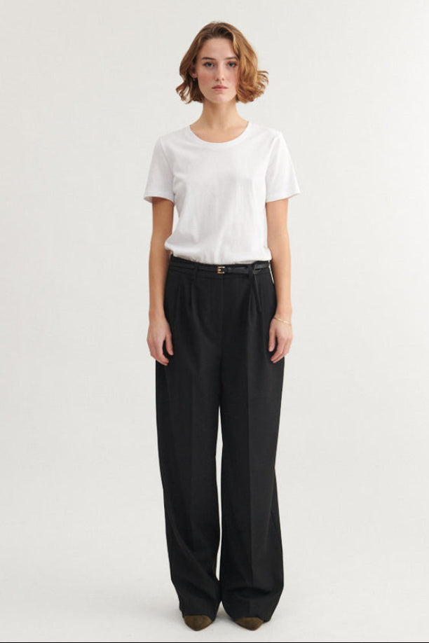 Basic Apparel Marjo Pants i sort – bukser i genanvendt polyester med læg foran, vide ben, skrålommer og justerbar talje.
