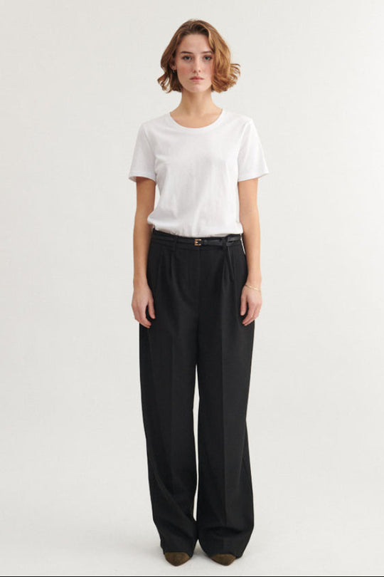 Basic Apparel Marjo Pants i sort – bukser i genanvendt polyester med læg foran, vide ben, skrålommer og justerbar talje.
