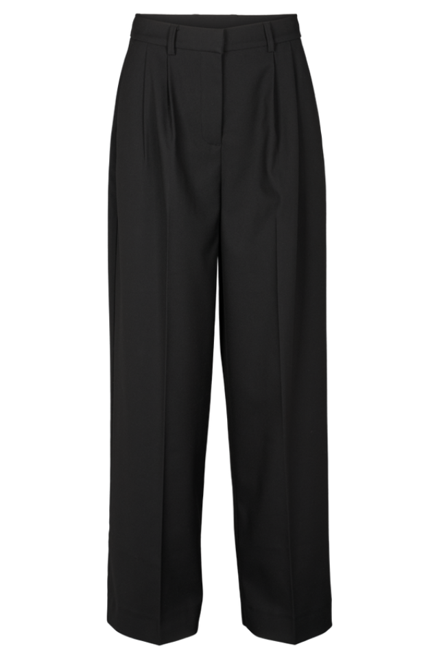 Basic Apparel Marjo Pants i sort – bukser i genanvendt polyester med læg foran, vide ben, skrålommer og justerbar talje.
