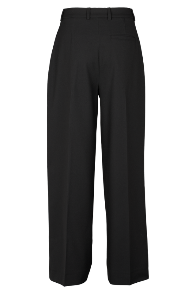 Basic Apparel Marjo Pants i sort – bukser i genanvendt polyester med læg foran, vide ben, skrålommer og justerbar talje.
