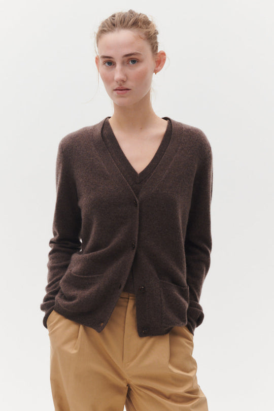Beta Studios Maxime Cardigan i walnut – klassisk cashmere cardigan med V-udskæring og lommer.