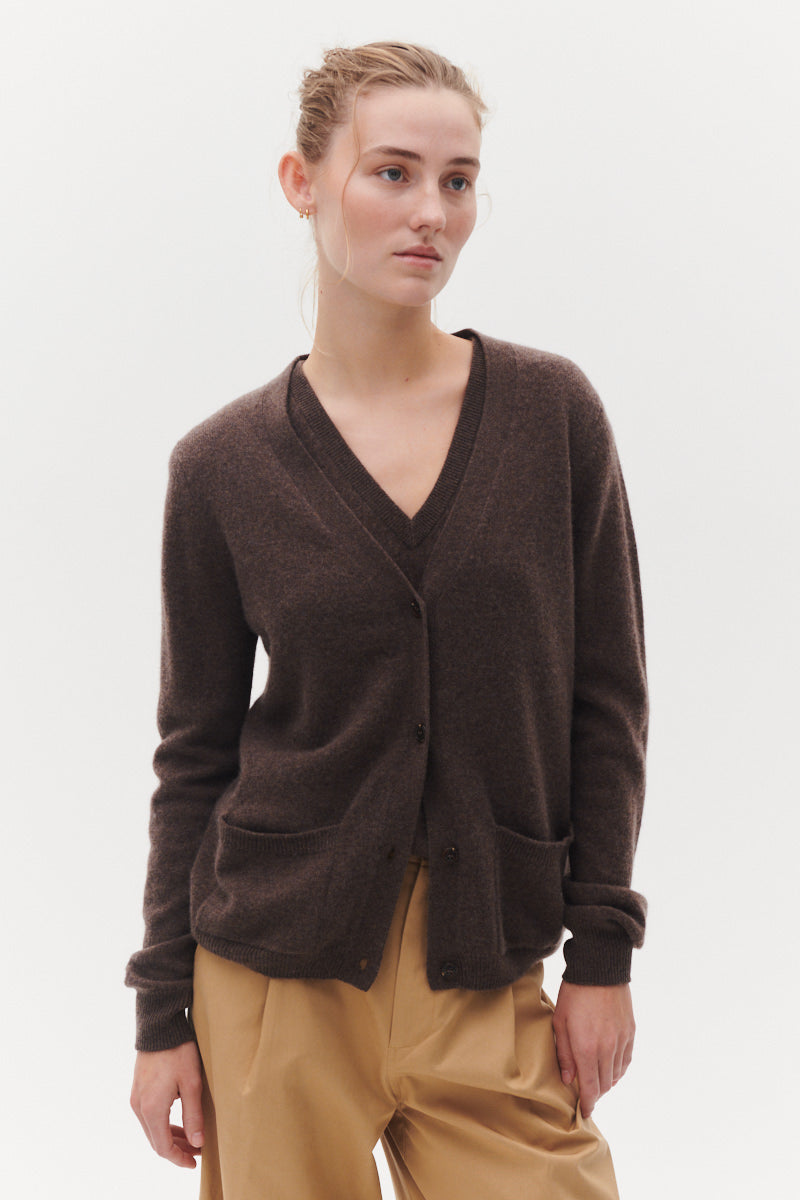 Beta Studios Maxime Cardigan i walnut – klassisk cashmere cardigan med V-udskæring og lommer.