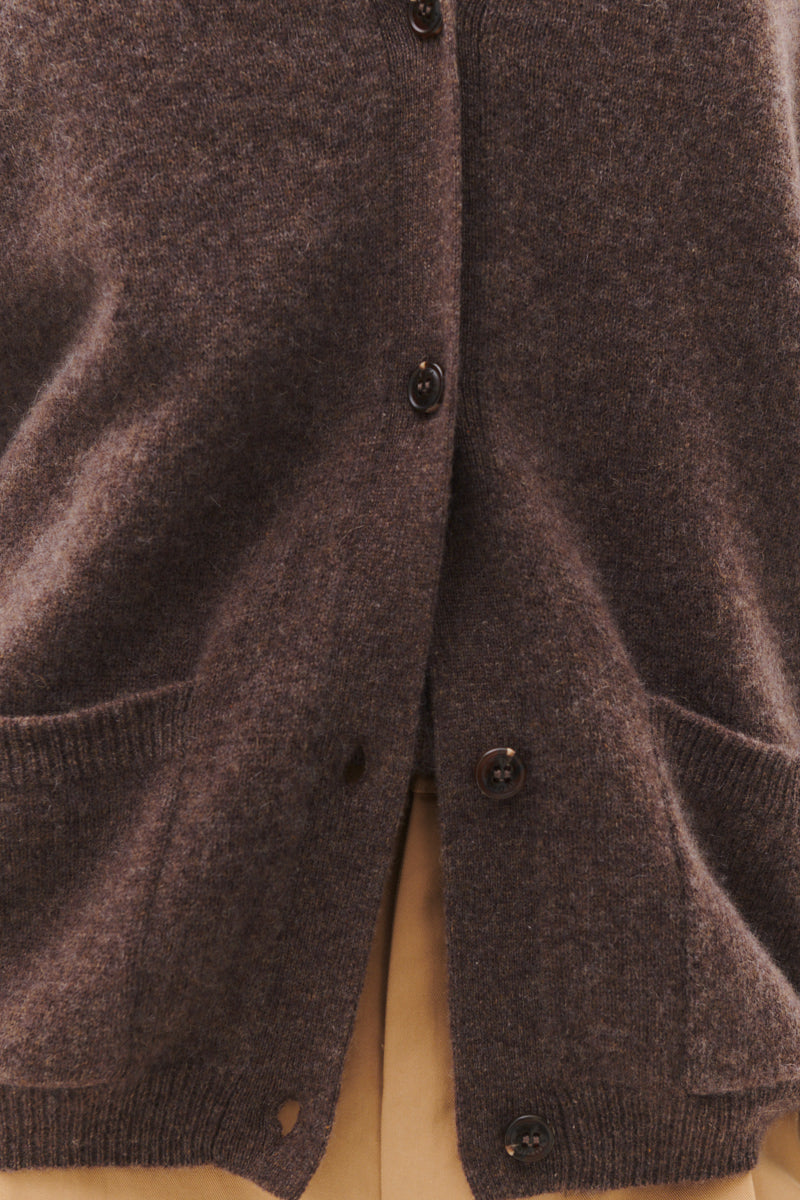 Beta Studios Maxime Cardigan i walnut – klassisk cashmere cardigan med V-udskæring og lommer.