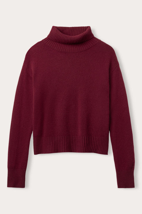 Otay Merle Jumper i farven Bordeaux, strikket i 100% cashmere, med rullekrave og ribdetaljer.

