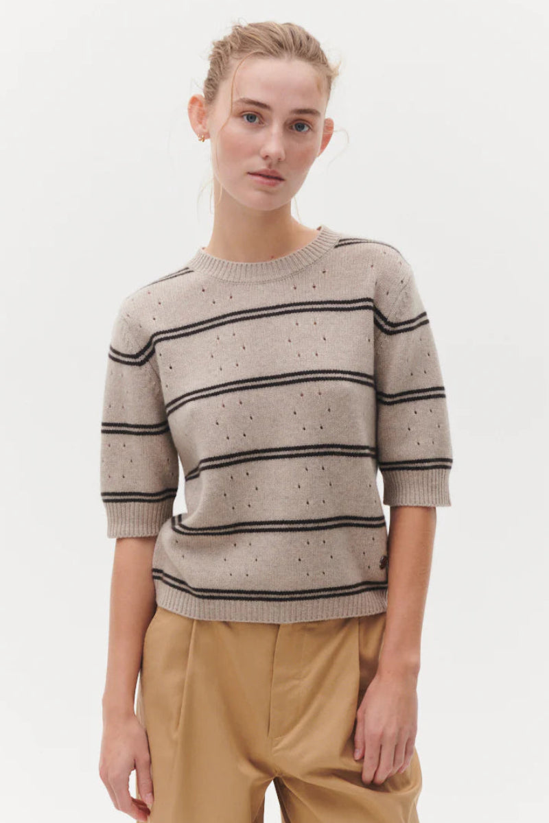 Beta Studios Mille Short Sleeve Sweater i sand melange/walnut – kortærmet striksweater med rund hals, smalle striber og diskret mønster i uld/cashmere.
