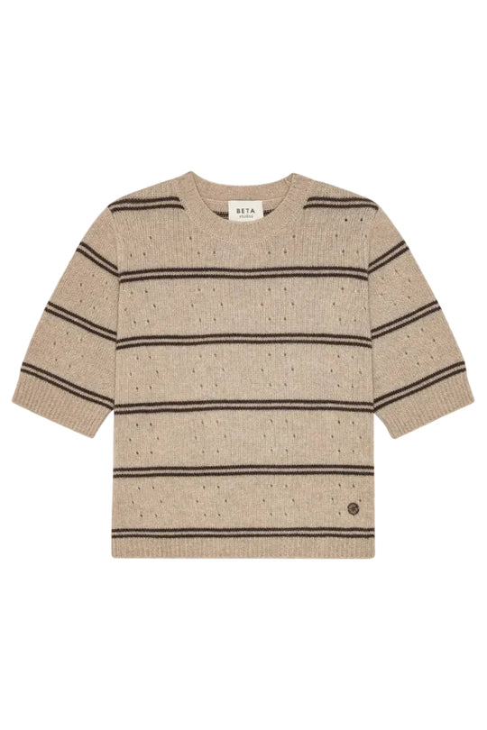Beta Studios Mille Short Sleeve Sweater i sand melange/walnut – kortærmet striksweater med rund hals, smalle striber og diskret mønster i uld/cashmere.
