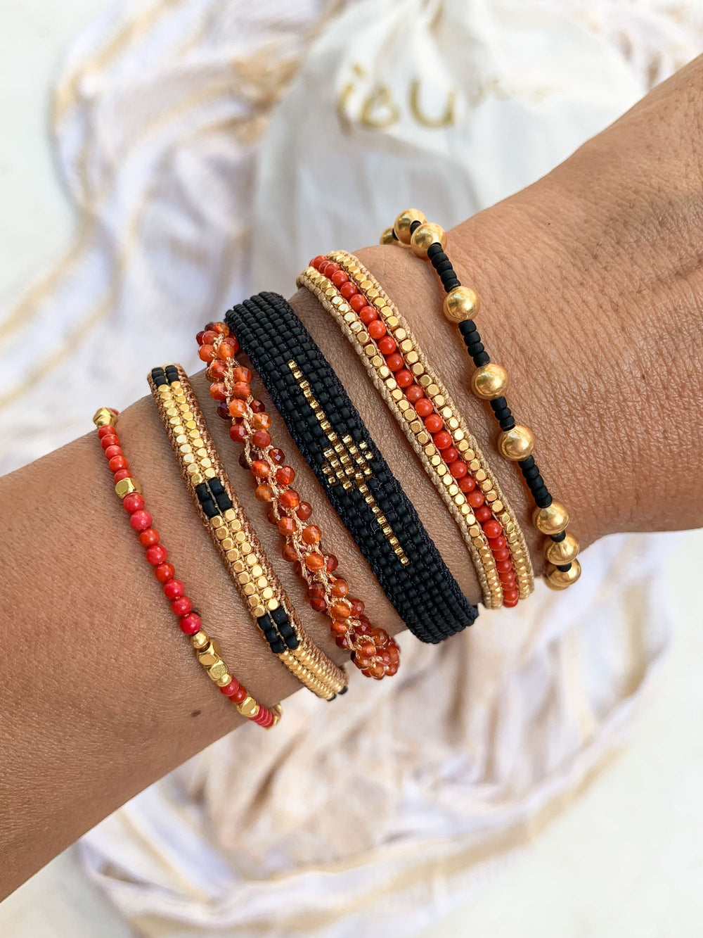 IBU Jewels Jill Jake armbånd med halvædelsten og 14K guldbelagt IBU-knap – håndlavet og justerbart.
