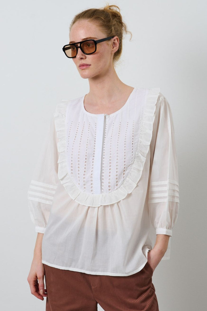 La Rouge Molly Blouse – feminin bluse i bomuld med flæser, broderi og ¾-ærmer.