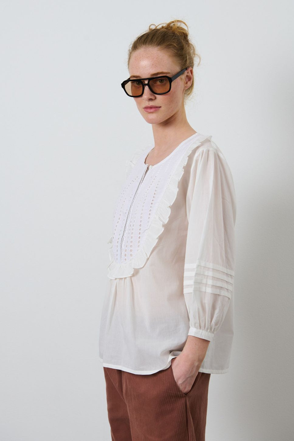 La Rouge Molly Blouse – feminin bluse i bomuld med flæser, broderi og ¾-ærmer.