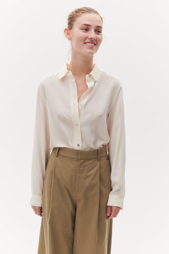 Beta Studios Morgan Silk Shirt i Whisper White – løs silkeskjorte i crepe-de-chine silke med klassisk krave, perlemorsknapper og elegant fald.

