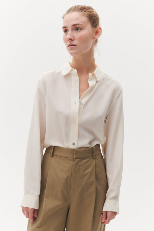 Beta Studios Morgan Silk Shirt i Whisper White – løs silkeskjorte i crepe-de-chine silke med klassisk krave, perlemorsknapper og elegant fald.
