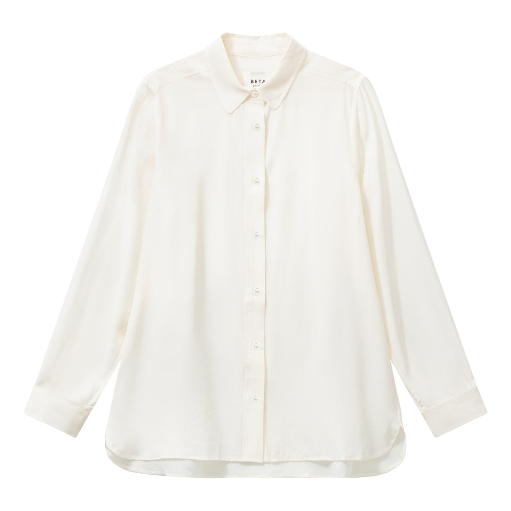 Beta Studios Morgan Silk Shirt i Whisper White – løs silkeskjorte i crepe-de-chine silke med klassisk krave, perlemorsknapper og elegant fald.
