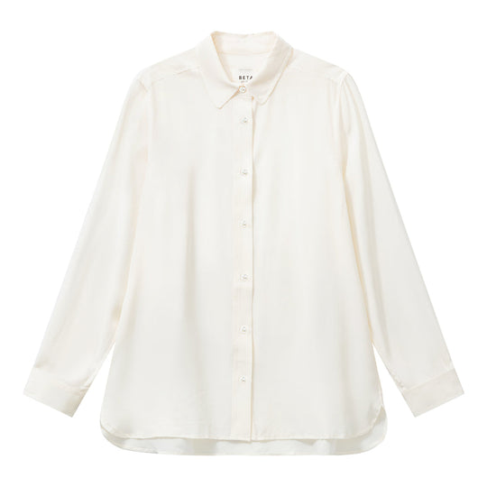 Beta Studios Morgan Silk Shirt i Whisper White – løs silkeskjorte i crepe-de-chine silke med klassisk krave, perlemorsknapper og elegant fald.
