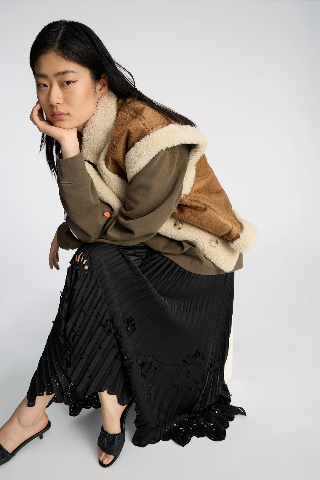 Munthe Charming Skirt – Black. Plisseret midi-nederdel med laserskårne detaljer og elastisk talje med diskret logo.