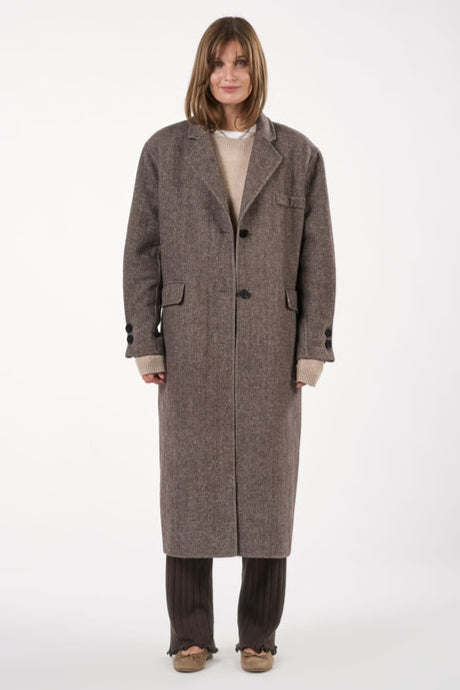 O'TAY Nabila Coat i Grey/Brown – lang uldfrakke med sildebensmønster, sidelommer og slids bagpå.
