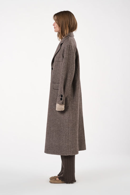 O'TAY Nabila Coat i Grey/Brown – lang uldfrakke med sildebensmønster, sidelommer og slids bagpå.
