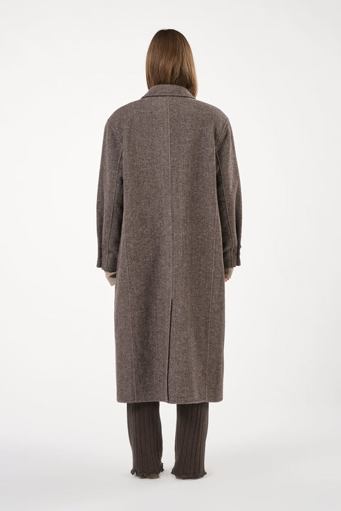 O'TAY Nabila Coat i Grey/Brown – lang uldfrakke med sildebensmønster, sidelommer og slids bagpå.
