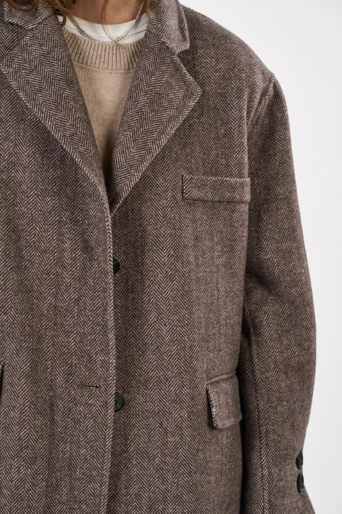 O'TAY Nabila Coat i Grey/Brown – lang uldfrakke med sildebensmønster, sidelommer og slids bagpå.
