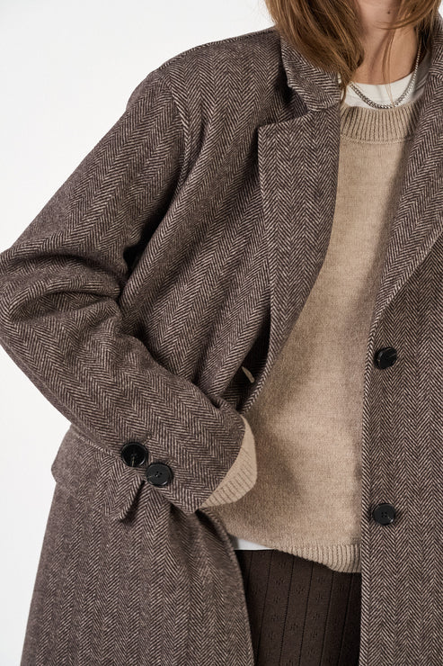 O'TAY Nabila Coat i Grey/Brown – lang uldfrakke med sildebensmønster, sidelommer og slids bagpå.
