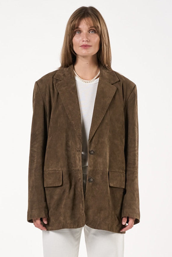 Otay Nellie Coat i farven Toffee Brown, elegant frakke i 100% gederuskind med lige pasform.

