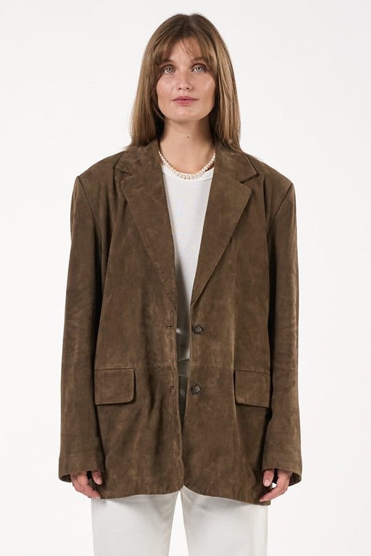 Otay Nellie Coat i farven Toffee Brown, elegant frakke i 100% gederuskind med lige pasform.

