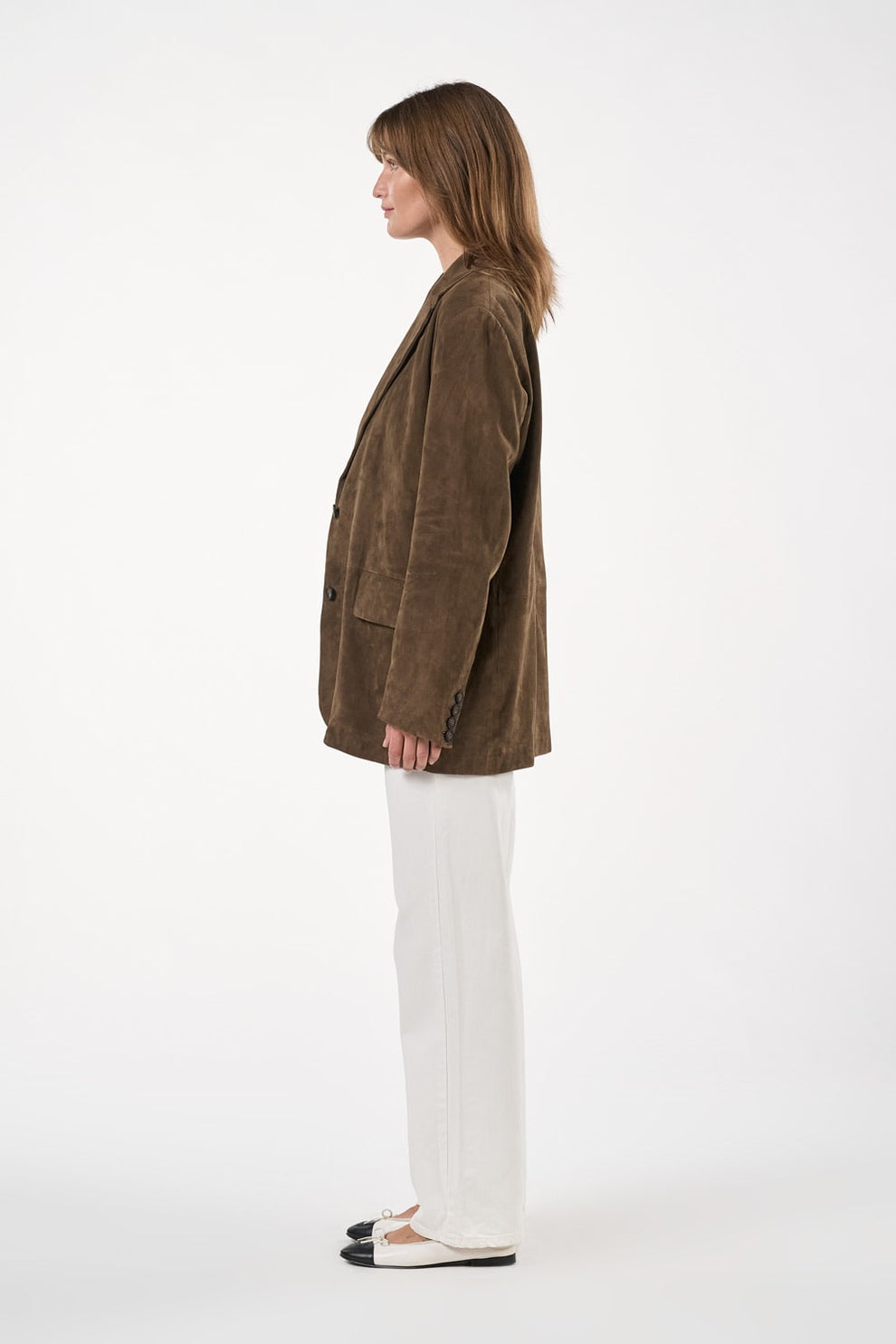 Otay Nellie Coat i farven Toffee Brown, elegant frakke i 100% gederuskind med lige pasform.

Otay Nellie Coat i farven Toffee Brown, elegant frakke i 100% gederuskind med lige pasform.


