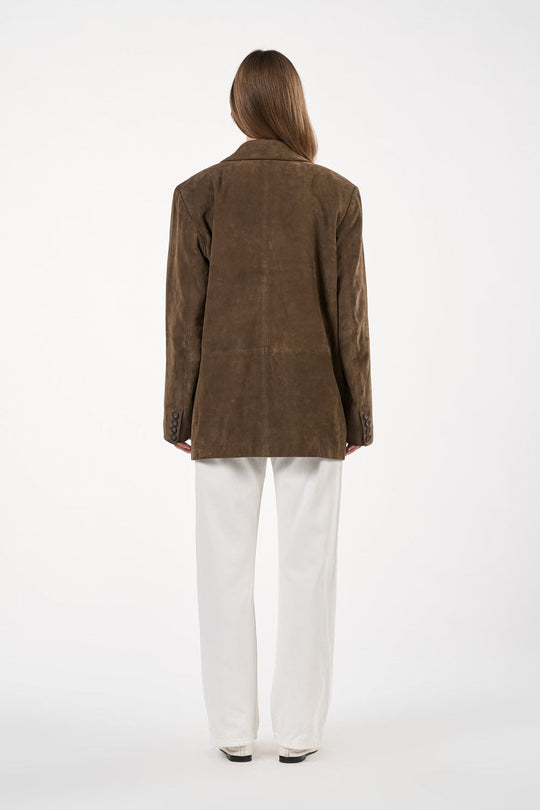 Otay Nellie Coat i farven Toffee Brown, elegant frakke i 100% gederuskind med lige pasform.

Otay Nellie Coat i farven Toffee Brown, elegant frakke i 100% gederuskind med lige pasform.

