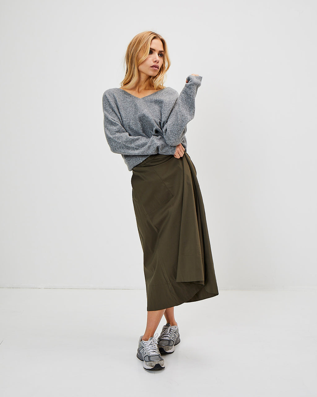 Vilma nederdelen i army green fra La Rouge er den ideelle balance mellem sporty komfort og tidløs elegance.