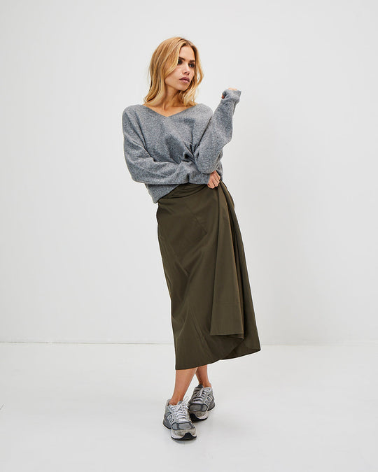 Vilma nederdelen i army green fra La Rouge er den ideelle balance mellem sporty komfort og tidløs elegance.