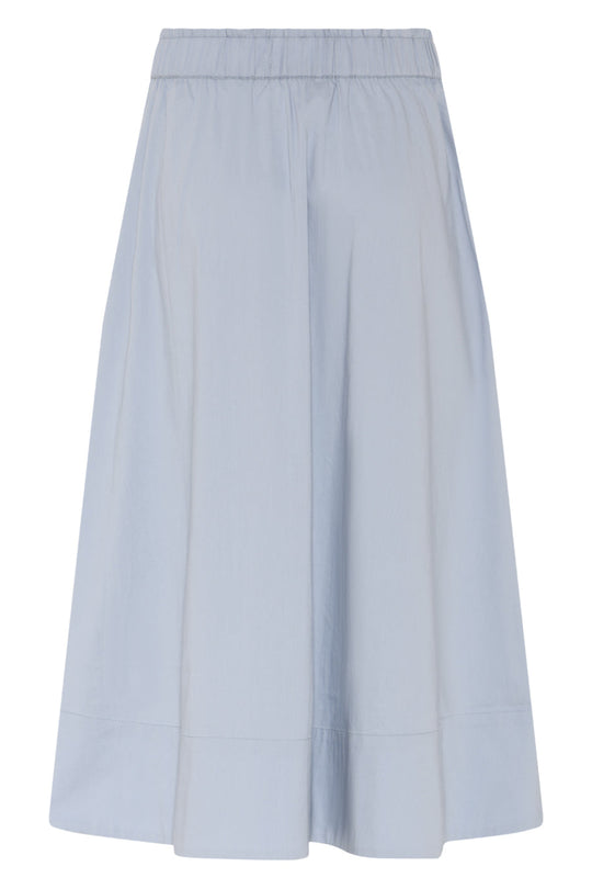 Vilma nederdelen i faded blue fra La Rouge er den ideelle balance mellem sporty komfort og tidløs elegance.