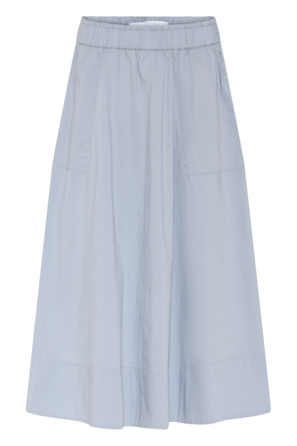 Vilma nederdelen i faded blue fra La Rouge er den ideelle balance mellem sporty komfort og tidløs elegance.