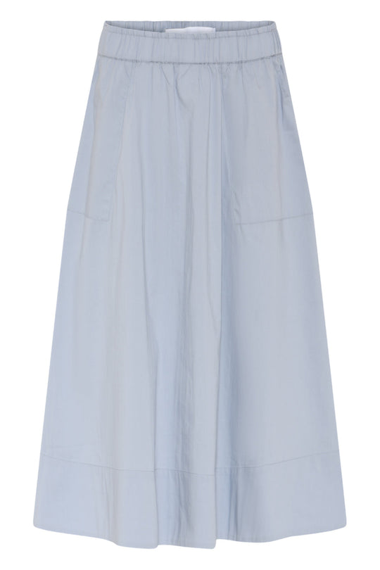 Vilma nederdelen i faded blue fra La Rouge er den ideelle balance mellem sporty komfort og tidløs elegance.