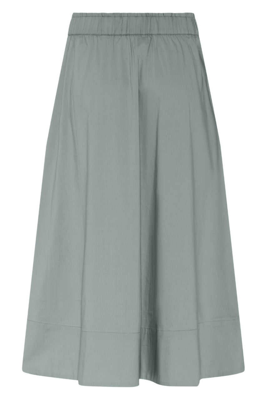 Vilma nederdelen i faded green fra La Rouge er den ideelle balance mellem sporty komfort og tidløs elegance.