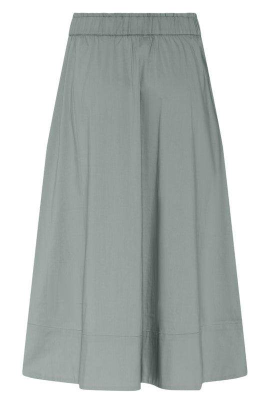 Vilma nederdelen i faded green fra La Rouge er den ideelle balance mellem sporty komfort og tidløs elegance.
