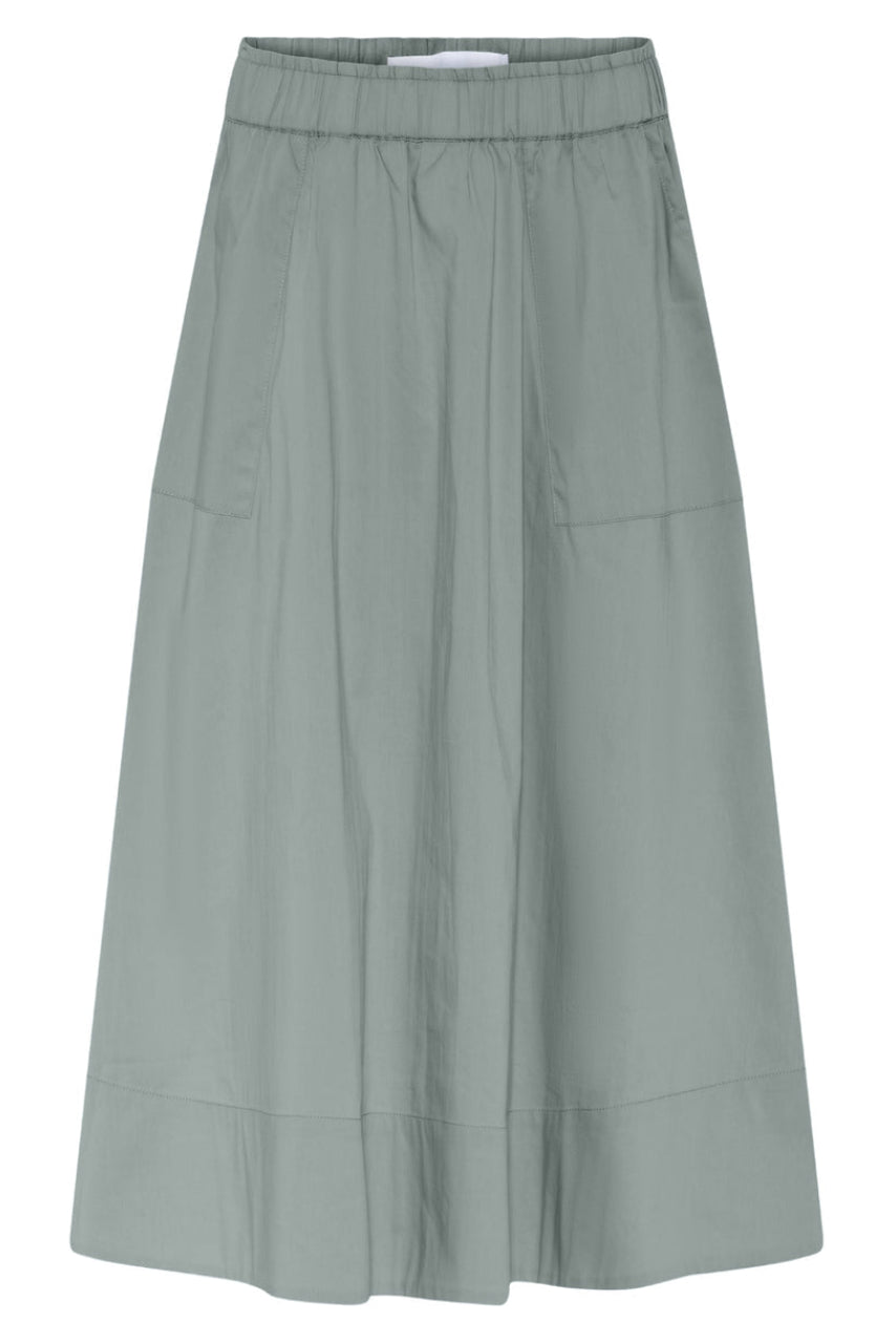 Vilma nederdelen i faded green fra La Rouge er den ideelle balance mellem sporty komfort og tidløs elegance.