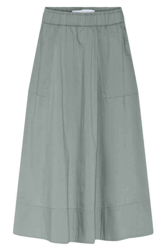 Vilma nederdelen i faded green fra La Rouge er den ideelle balance mellem sporty komfort og tidløs elegance.