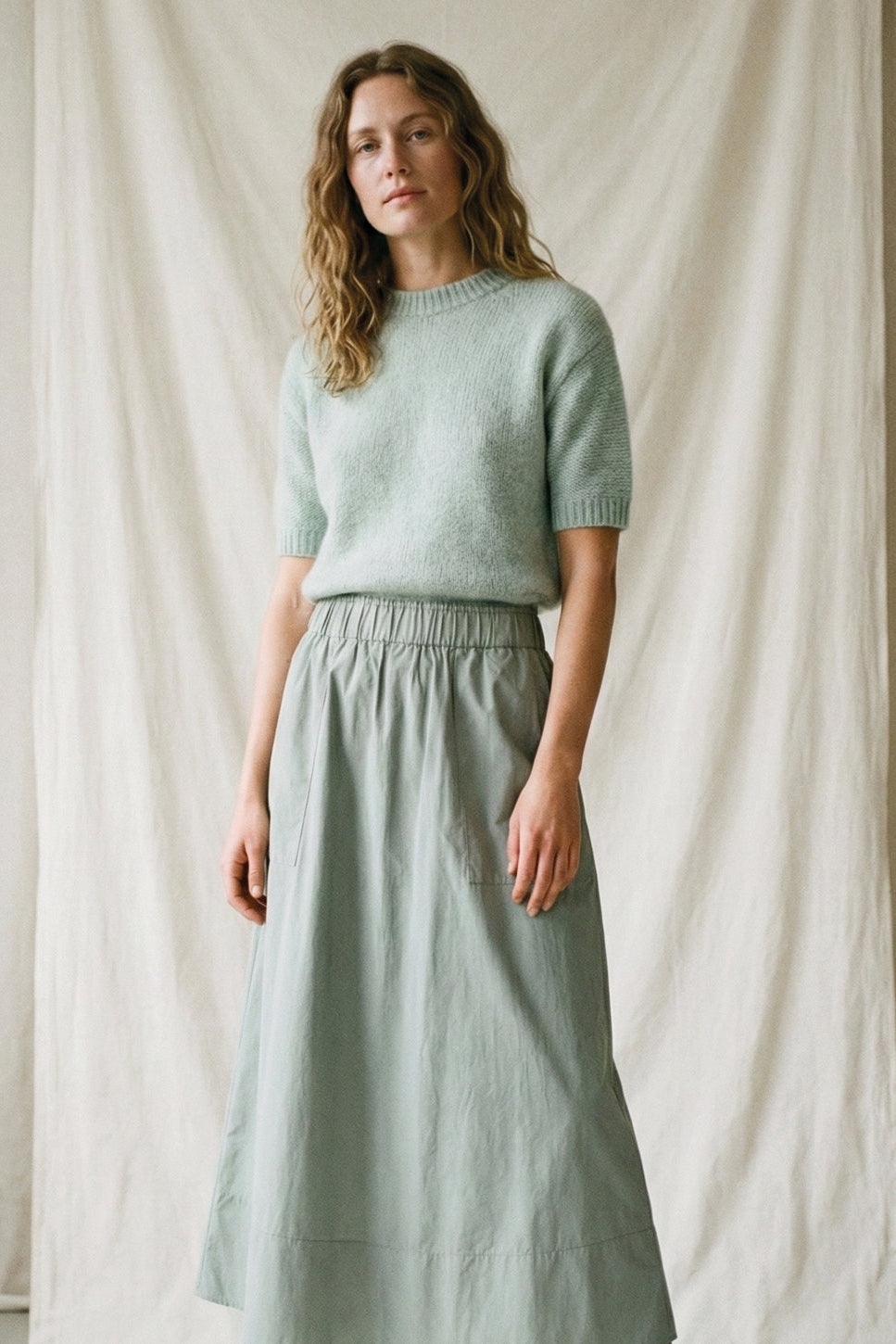 Vilma nederdelen i faded green fra La Rouge er den ideelle balance mellem sporty komfort og tidløs elegance.