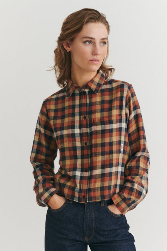 Basic Apparel Nalli Shirt i Skycaptain og Tortoise Shell set forfra