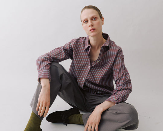 Beta Studios Nanaki Striped Shirt i mahogany med klassiske striber.