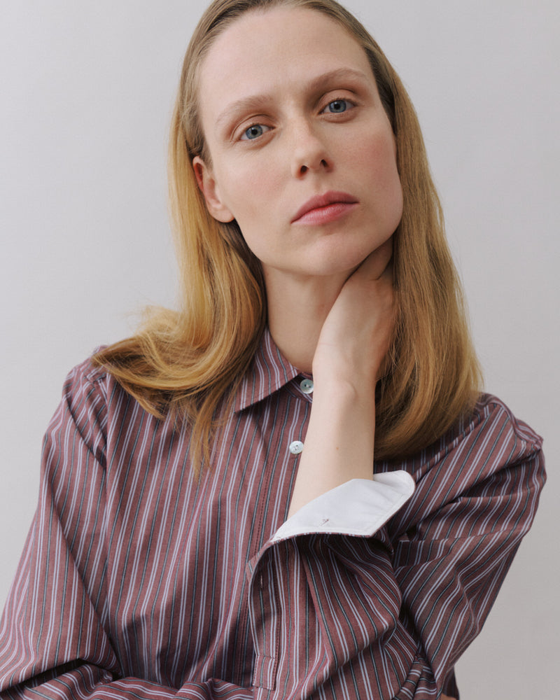 Beta Studios Nanaki Striped Shirt i mahogany med klassiske striber.