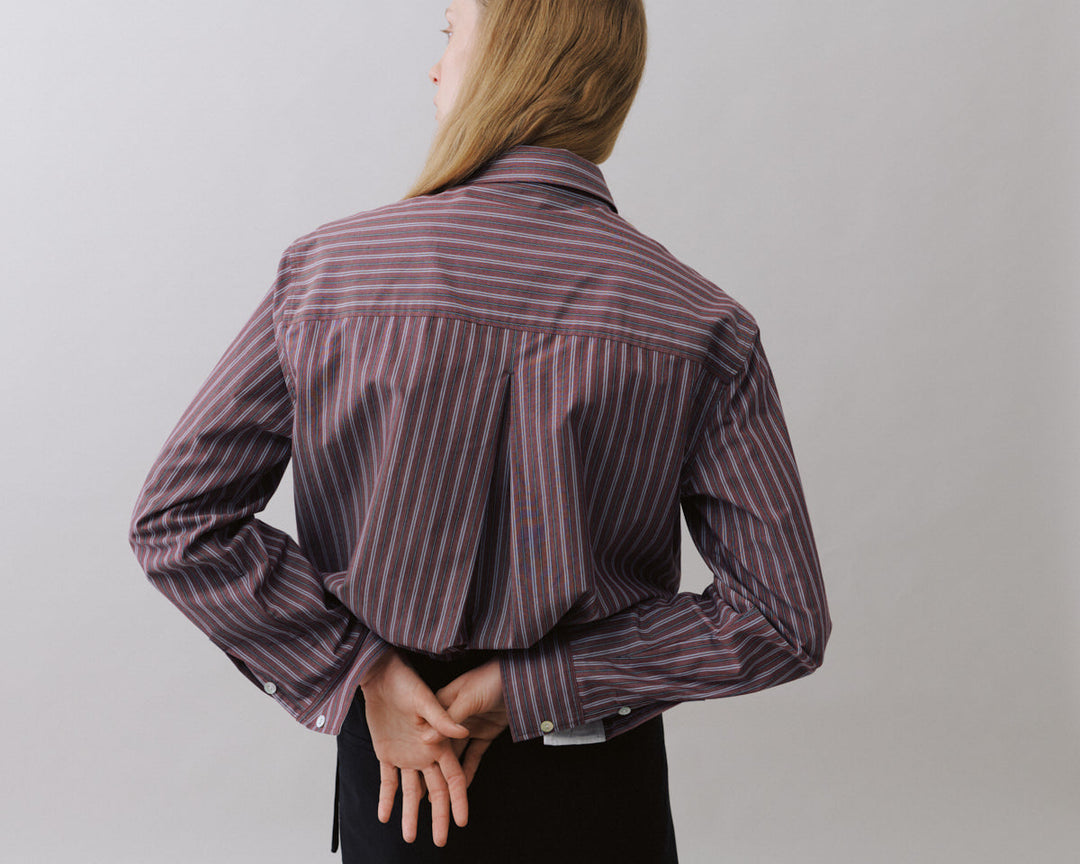 Beta Studios Nanaki Striped Shirt i mahogany med klassiske striber.