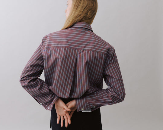 Beta Studios Nanaki Striped Shirt i mahogany med klassiske striber.