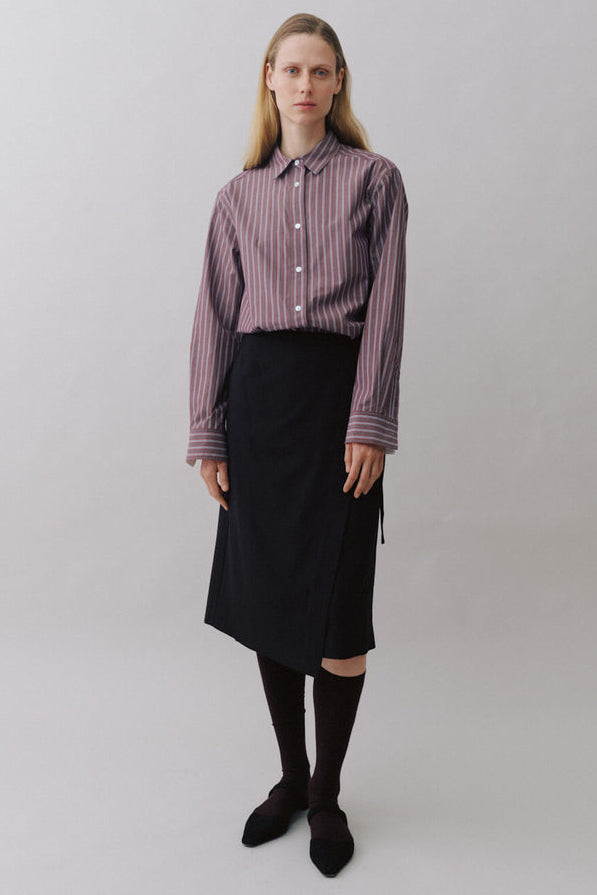 Beta Studios Nanaki Striped Shirt i mahogany med klassiske striber.