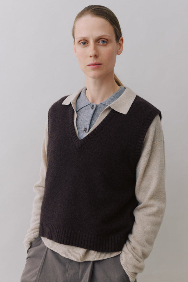Beta Studios Ninka Vest i compost i 100% cashmere.