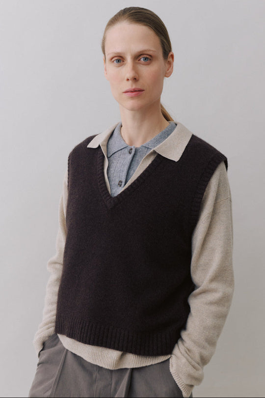 Beta Studios Ninka Vest i compost i 100% cashmere.