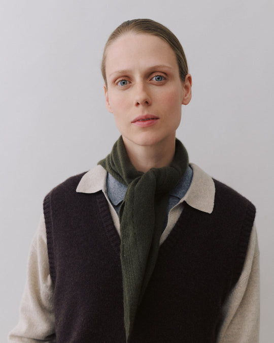 Beta Studios Ninka Vest i compost i 100% cashmere.