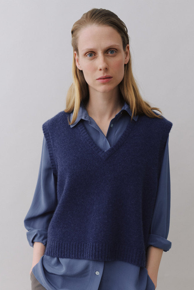 Beta Studios Ninka Vest i indigo i 100% cashmere.